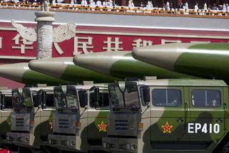 Čínský prezident se zlobí. Kvůli korupci byly rakety naplněné vodou, v armádě padají hlavy